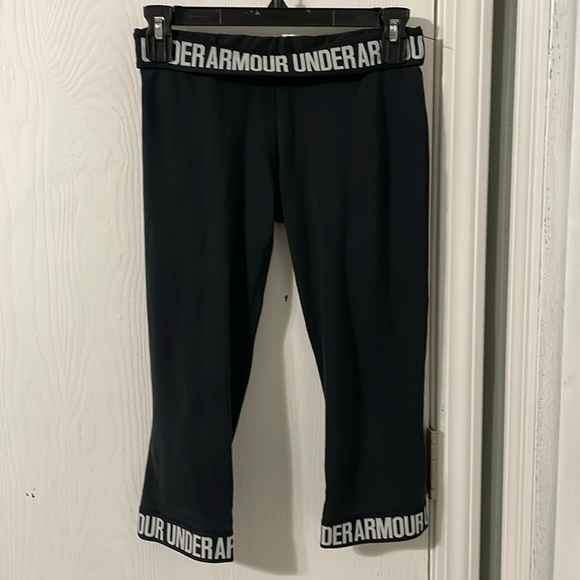 Under Armour With Logo Black Capris Leggings Size Small - Picture 1 of 6